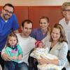 Freuen sich über die Geburt von Merle: Die Eltern Dietmar und Karin Konrad mit Jaane (sitzend) sowie Dr. Sven Triebel, Hebamme Friederike Ehrmann und Krankenschwester Andrea Karl (von links).