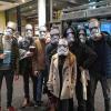 Diese Gruppe Sturmtruppler wartet erstaunlich friedlich auf den Beginn der Vorstellung.