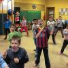 (rp)    „Ich schaffe das, ich gebe niemals auf.“ So tönt es durch die Räume der Mittagsbetreuung der Grundschule Bischbrunn in Esselbach. Auch „Hilfe, Hilfe lassen sie mich los“ kommt laut und kraftvoll aus den Kinderkehlen, die mit geradem Rücken und viel Körperspannung mitten im Raum stehen. Die zehn Unterrichtseinheiten der Teakwon-do-Schule Rüppel Main-Spessart in der Mittagsbetreuung haben aus den Buben und Mädchen mit Disziplin in der Bewegung diese tolle Veränderung in der Stimme und im Auftreten hervorgezaubert. Christian Rüppel verstand es, die Kinder zu motivieren. Schnelle Bewegungsabläufe und Kräftigung der Muskulatur führen zur Körperbeherrschung und das Selbstbewusstsein wird gefördert. „Die sichtbaren und hörbaren Veränderungen könnten den Kindern in Gefahrensituationen hilfreich sein“, zieht Beate Englert von der Mittagsbetreuung ein Fazit. „Wir hoffen, dass dies nie nötig sein wird, sondern dass sie einfach einen Schritt weiter im Leben sind.“
