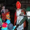 (so)   Unterwegs in Aub waren Nikolaus und sein Begleiter Knecht Ruprecht in Richtung Alte Schmiede. Dort hatte die örtliche Jugend den „Winterzauber“ organisiert. Bei Glühwein, Kinderpunsch und Würstchen ließ man es sich gut gehen. Wer wollte, konnte dem Nikolaus ein Gedicht aufsagen. Als Belohnung gab es dann etwas Süßes. Wer sich weigerte oder gar unartig zeigte, bekam die Rute von Knecht Ruprecht zu spüren . . . FOTO: Wolfgang Somieski