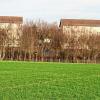Neue Unterkünfte: 100 Appartements in diesen zwei Wohnblocks im Innopark in Kitzingen werden nach fast zehn Jahren Leerstand hergerichtet. In den ehemaligen Mannschaftsunterkünften der Larson-Kaserne sollen 400 Flüchtlinge eine vorübergehende Heimat finden. FOTO: Siegfried Sebelka