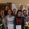 (rt)   Die Raiffeisenbank Volkach-Wiesentheid ehrte bei der Weihnachtsfeier in Prichsenstadt Mitarbeiter für ihren langjährigen Einsatz und ihre Treue zur Genossenschaftsbank. Bankvorstand Martin Weber führte die Ehrungen der Jubilare durch; für zehn Jahre: Stefan Omert, Jens-Peter Linnerth und Joachim Reichert; für 15 Jahre: Heidrun Brand und Ines Lösch; für 20 Jahre: Sabine Kaul; für 25 Jahre (Ehrenurkunde der Bank und Urkunde der Industrie- und Handelskammer): Ursula Seifert, Gabriele Endres und Dieter Sauer; für 30 Jahre: Otmar Schraut, Ralf Brauneiser und Edith Czeitschner sowie für 35 Jahre: Agnes Riedmiller, Gerlinde Knorr, Isolde Schmiedel und Inge Reichert. Im Bild (von links): Gabriele Endres, Jens-Peter Linnerth, Heidrun Brand, Inge Reichert, Ralf Brauneiser, Sabine Kaul, Dieter Sauer, Ursula Seifert, Vorstand Martin Weber, Ines Lösch, Isolde Schmiedel, Agnes Riedmiller, Vorstand Roland Rössert und Gerlinde Knorr.