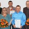 (hg)   Die Jahresabschlussfeier von „Papier Schmitt“ fand in der Günter-Burger-Halle in Strahlungen statt (Günter Burger war langjähriger Mitarbeiter der Firma). Inhaber Thomas Schmitt und Geschäftsführer Rainer Müller würdigten die Leistungen langjähriger Mitarbeiter, die in Büromarkt, Buchhaltung, Auslieferung, Bürotechnik und Service eingesetzt sind und überreichte die Urkunden der IHK. „Gemeinsam sind wir stark und dürfen wir die Aufgaben der Zukunft meistern, immer den Kunden im Vordergrund sehen und auf seine Wünsche eingehen“. Dieses Motto verband er mit der Aufforderung das Glas zu erheben und auf die Jubilare anzustoßen. Im Bild von links Marina Schlembach (zehn Jahre), Thomas Schmitt (Inhaber), Sabine Holzheimer (25 Jahre), Wolfgang Kühnel (20 Jahre), Pierro Mayhack (25 Jahre), Rainer Müller (Geschäftsführer) Sabine Langer (10 Jahre). Nicht im Bild, da verhindert, Ida Witlif (15 Jahre), Annette Klöhr (20 Jahre), Bernhard Bühner (50 Jahre).