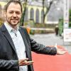 Auf dem roten Teppich vor dem Kilianeum in Würzburg: Domvikar Stefan Michelberger, Diözesanjugendpfarrer und Leiter der kirchlichen Jugendarbeit der Diözese Würzburg.