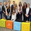 (jos)   Die AOK-Direktion Würzburg stellt zum 1. September 2016 neun Auszubildende und einen dualen Studenten ein. Noch vor Weihnachten wurden die Verträge unterzeichnet. Mit insgesamt rund 680 Auszubildenden ist die AOK Bayern einer der größten Ausbildungsbetriebe im Freistaat. Im Jahr 2016 werden landesweit etwa 250 Berufsstarter bei der AOK neu eingestellt. Auf den Berufsstart im nächsten Jahr freuen sich (stehend von links) AOK-Direktor Horst Keller, Florian Hertel (Gundelsheim), AOK-Ausbildungsleiter Christian Berger, Kristina Hornung (Dettelbach), Andre Drees (Kitzingen), Denis Betzler (Würzburg), Lisa Oesterlein (Hettstadt), Magdalena Kuhn (Arnstein), Vanessa Rosenkranz (Karlstadt), Lena Göbel (Bergtheim), Felix Fay (Dettelbach) und AOK-Personalchef Stephan Götz, dazu (vorne im Spagat) Lea Moser (Steinfeld-Hausen).