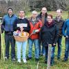 (so)   Es ist schon eine Tradition, dass die Heilpädagogische Tagesstätte Trappstadt vom Obst- und Gartenbauverein Trappstadt unterstützt wird. Nun überreichte Vorsitzender Martin Bauer (rechts) mit einigen Mitgliedern dringend benötigte Gartengeräte, die auf dem Wunschzettel zu Weihnachten standen. Erst kürzlich war übrigens ein Obstbaum der seltenen Sorte „Würzburger Goldquitte“ auf dem Grundstück des Wohnheimes gepflanzt worden.FOTO: W. Somieski