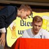 Begehrt: Die Autogramme von Johannes Geis.