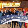 Echte Winterzauberfans: 11 000 Euro sind durch die Unterstützung dieser Sponsoren für den “Volkacher Winterzauber“ zusammen gekommen. Mit einem Becher Glühwein läuteten sie den Countdown für die morgen beginnende sechstägige Veranstaltung ein. Der Winterzauber findet zum achten Mal statt.