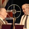 Dem Lehrer sei Dank: Im Chambinzky-Stück „The King's Speech“ hilft Norbert Straub als Sprachtherapeut Lionel Logue (links) Bertie, dem späteren König Georg, Stottern und Angst am Mikro zu besiegen.