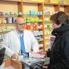 Letzte Beratung: Der direkte Kontakt mit den Menschen war für den scheidenden Apotheker Hans-Bernd Weinand immer das Wichtigste an seinem Beruf. Zum Abschluss seines Berufslebens nahm er auch Abschied von altvertrauten Kunden bei einem letzten Beratungsgespräch.