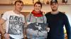 Sind mit dem Resultat zufrieden: (von links) Fotograf Matthias Schott, Aktmodel und Spieler Tristan Hillinger und Michael Eisenbacher, zuständig für die Öffentlichkeitsarbeit des Vereins.