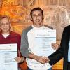 (ts)   Für ihre 25-Jährige Treue zum Unternehmen ehrten Jürgen Buchert und sein Sohn Max Buchert die beiden Mitarbeitern Raik Dellner und Markus Schleyer. Markus Schleyer begann vor 25 Jahren eine Lehre als Heizungs- und Sanitärinstallateur im Betrieb. Schleyer ist heute als Installateur im Bereich Sanitär, Heizung und Sanierung tätig. Raik Dellner fand nach der Wende einen Arbeitsplatz im Handwerksunternehmen. Er arbeitet als Kundendiensttechniker für den mehr als 25 Mitarbeiter zählenden Familienbetrieb. Buchert würdigte die Jubiläen als Zeichen für ein positives Arbeitsklima, das von engagierten Arbeitnehmern geprägt sei. Im Bild (von links) Max Buchert, Raik Dellner, Markus Schleyer und Jürgen Buchert bei der Übergabe der Ehrenurkunden der Handwerkskammer Unterfranken.