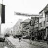 „Gebt unsere Kriegsgefangenen frei!“: Mit diesem Spruchband in der Haßfurter Hauptstraße erinnerte man 1953 im Rahmen einer Kriegsgefangenenwoche an das Schicksal der noch gefangenen deutschen Soldaten.