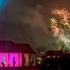 (lar) Mit einer großen Open-Air-Silvesterfeier hat sich Retzbach aus seinem Jubiläumsjahr verabschiedet. Rund 500 Menschen waren zum Festplatz gekommen, der festlich-professionell illuminiert war. An Hauswände war das Logo „1200 Jahre Retzbach“ gebeamt, auf einer Leinwand flimmerten Bilder aus dem vergangene Jahr. Ab 22 Uhr war der Festbetrieb in vollem Gange. Heribert Zull und Wolfgang Rupp, Mitglieder des Organisationsteams, begrüßten die Gäste und lieferten eine kurzen Abriss des Jubiläumsjahres. Im Anschluss gab es ein Konzert der Retzbacher Musikkapellen. Für das Lied Amazing Grace hatte Monsignore Postler eigens einen Text zum Jubiläumsjahr gedichtet. Für das leibliche Wohl und die Festplatzorganisation sorgte der TSV Retzbach mit Unterstützung des AVC. Um 23 Uhr wurde das organisierte Feuerwerk gezündet. Um kurz vor zwöf wurde von den Solisten Eva Dietmaier und Ulrich Nottka noch mal Amazing Grace angestimmt. Als um Mitternacht die Glocken der Pfarrkirche das neue Jahr einläuteten, waren außer den Neujahrswünschen viele Stimmen zu hören, die begeistert waren von dem, was Retzbach 2015 auf die Beine gestellt hatte.
