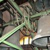 (si) Ihr Jubiläumsjahr läuteten die Gartenstädter Glocken im Turm der Sankt Konrad Kirche um Mitternacht selbst ein. Die Glocken werden 2016 nämlich 60 Jahre alt. Am 3. November 1956 wurden die fünf Glocken im Rahmen einer feierlichen Prozession durch die Gartenstadt geleitet, wozu die neu gegründete Blaskapelle fröhlich aufspielte. Domkapitular Theodor Kramer weihte dann das neue Geläut des Gotteshauses. Noch heute bringen die Gartenstädter Glocken, auf denen unter anderem in großen Lettern, „Ich bin der Weg, die Wahrheit und das Leben“, „Ehre sei dem Vater und dem Sohn und dem Heiligen Geist“ oder „Wer den Sohn hat, der hat das Leben“ steht, die christliche Botschaft weit über die Stadtteilgrenzen hinaus. Geweiht sind die Glocken mit den Klangmotiven „e – fis – gis – h und cis“ der heiligen Dreifaltigkeit, Christus dem Erlöser, der heiligen Maria und Sankt Josef und dem heiligen Konrad, der Namensgeber der gelben Kirche auf dem kleinen Gartenstädter Berg ist. Schon fast die Hälfte der 60 Jahre begibt sich jeweils in der Silvesternacht Küsterin Christa Sietz kurz vor Mitternacht auf den Weg in das Gotteshaus, um das neue Jahr rechtzeitig einläuten zu können. Nur gut, dass dies heute elektrisch geht, stellte die Kirchendienerin fest.
