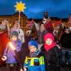 (lena)   Den Brauch des Dreikönigsritts organisiert heuer zum 45. Mal der Main-Franken-Kreis (MFK), unterstützt durch Mitglieder des Würzburger Domchors und Freunde. Aufstellung war vor der Residenz, um von dort zum Dom zu ziehen. Fast einzigartig in Deutschland ist, dass Erwachsene als Könige und Diener in die Gewänder schlupfen. Die Spenden, und die auf das Konto des Main-Franken-Kreises eingezahlten Beträge werden für Flüchtlinge aus Syrien verwendet. Ebenso wird das Baby-Hospital in Bethlehem berücksichtigt. MFK-Vorsitzender Georg Götz wird die Gelder Ende Februar wieder persönlich ins Heilige Land bringen.