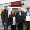 (hei)   Die Kress Sanitär- und Heizungstechnik GmbH & Co. KG besteht seit mittlerweile fast 60 Jahren und wurde 2015 zur GmbH + Co. KG umfirmiert, mit den beiden Geschäftsführern Herbert und Florian Kress. Hiermit soll auch ein langsamer Wechsel von Vater auf Sohn vollzogen werden. Am Jahresende konnten sie nun ihren langjährigen Mitarbeiter Bernd Müller, der seit 25 Jahren in der Firma Kress arbeitet, ehren. Begonnen hatte Müller als Lehrling zum Gas- und Wasserinstallateur. Nach seiner Bundeswehrzeit kam er zurück zur Firma und blieb dieser bis heute treu. Da 25 Jahre Treue zu einer familiär geführten Handwerksfirma nicht mehr unbedingt an der Tagesordnung sind, gratulierte auch die Innung für Spenglerei-, Sanitär-, Heizungs- und Klimatechnik, vertreten durch den Geschäftsstellenleiter Josef Bock. Von links, die Handwerks-Familie Kress mit Florian, Doris und Herbert, Bernd Müller und Josef Bock.