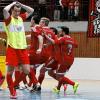 Der einen Freud, des anderen Leid: Während die Lengfelder Fußballer ihren Matchwinner – Torwart Roman Kölbl (links) –, das gewonnene Finale und damit die Stadtmeisterschaft feiern, grämt sich Stefan Wasser (vorne) von den Würzburger Kickers über seinen verschossenen Neunmeter.