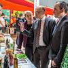 Rückblende: Hier unterhält sich Dorfladen-Geschäftsführer Georg Lindner (links) bei der Ehrenamtsmesse im Oktober mit Landrat Wilhelm Schneider (Mitte) und dessen Ehefrau Larissa Schneider (links daneben) sowie dem dritten Bürgermeister von Haßfurt, Stephan Schneider, und Kreisrätin Rita Stäblein (rechts).