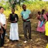 Von der Entwicklung der zahlreichen Johanniter-Projekte in Südsudan überzeugt sich Manfred Emmerling (2. von links) bei persönlichen Besuchen und überprüft die materielle Ausstattung.