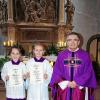 (mr)   Bei einem feierlichen Gottesdienst wurden in Maidbronn zwei neue Ministrantinnen in ihren Dienst eingeführt. Dabei erhielte sie Urkunden. Danach gab es im Pfarrheim mit den übrigen Ministranten eine kleine Feierstunde und eine Mittagessen. Im Bild (von links) Raffaela Schmitt, Sofia Fasel und Domkapitular Helmut Gabel.Foto: Nuß/Fasel
