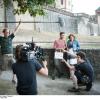 Archivbild vom Franken-Tatort Making of im August 2015: Das Team mit Nils Strunk (Rolle: Doktorand Philipp) und Eli Wasserscheid (Rolle: Kommissarin Wanda Goldwasser), in der Mitte, vor der Festung Marienberg.