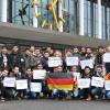 Am Samstagnachmittag versammelten sich knapp hundert Kriegsflüchtlinge aus Syrien am Würzburger Hauptbahnhof, um unter dem Motto „Syrer gegen Sexismus“ Blumen an deutsche Frauen zu verteilen. Am Samstagnachmittag versammelten sich knapp hundert Kriegsflüchtlinge aus Syrien am Würzburger Hauptbahnhof, um unter dem Motto „Syrer gegen Sexismus“ Blumen an deutsche Frauen zu verteilen.