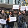 Am Samstagnachmittag versammelten sich knapp hundert Kriegsflüchtlinge aus Syrien am Würzburger Hauptbahnhof, um unter dem Motto „Syrer gegen Sexismus“ Blumen an deutsche Frauen zu verteilen.