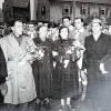 Glücklich daheim: Oswald Friedrich (zweiter von links) steht zwischen seinen Eltern und wird von Eßlebens Bürgermeister Österreicher (rechts) willkommen geheißen.