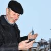 Drei Balken am Handy, das bedeutet ausnahmsweise recht guten Empfang und das freut Volker Seifert. Aber nur wenige Schritte weiter geht gar nichts mehr. Deshalb fordert eine Initiativgruppe einen Funkmast für Mobilfunk bei Höchheim. Damit könnte der Bereich des Milzgrundes und der anliegenden Gemeinden abgedeckt werden.