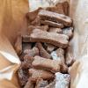 Mit Förmchen sticht Andrea Alsdorf ihre selbstgemachten Hundekekse aus dem Teig aus.