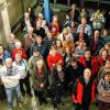 (vo) Rund 50 treue Zeitungsleser aus dem Raum Arnstein, Gemünden und Karlstadt besuchten am Freitagabend das Verlagsgebäude der Main-Post. Mit dem Bus machten sie sich auf den Weg zum Heuchelhof und schnupperten dort kräftig Zeitungsluft. Karin Angerer und Hans Ankenbrand führten die Besucher fachkundig durch das Verlagsgebäude und warteten mit einer Vielzahl interessanter Informationen auf. Nach einem Abstecher in die Redaktion, wo die Karlstadter Reporterin Lara Meißner den Lesern kurz ihre Arbeit demonstrierte, ging es weiter ins Kasino. Bei einem kleinen Imbiss erhielten die Besucher anhand eines informativen Films einen Einblick in die Welt der Würzburger Mediengruppe. Danach führten Angerer und Ankenbrand die interessierten Leser durch die Druckerei mitsamt dem Papierlager. Hier erfuhren die Besucher beispielsweise, dass der Vorrat des Papierlagers für eine Woche ausreichen würde und pro Nacht Papier mit einer Gesamtlänge von 400 Kilometern verbraucht wird. Am Ende des knapp dreistündigen Ausflugs in die Welt der Tageszeitung zeigten sich die Besucher beeindruckt von den vielfältigen Bestandteilen und dem exakten Ineinandergreifen zur Produktion ihrer morgendlichen Lektüre auf dem Frühstückstisch.