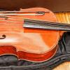 Der Basse de Violon ist ein gutes Stück größer als ein Cello. Bei den Würzburger Tagen der Alten Musik wird das seltene Instrument vorgestellt.