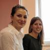 Die Studentinnen Stefanie Bosch und Monique Dittrich testen den „Pflege-Roboter“.