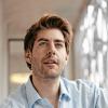 (schd) - Mit einem Kabarett-Highlight beschließt die Disharmonie am Donnerstag, 28. Januar ab 19.30 Uhr den ersten Monat im neuen Jahr. Zu Gast in der Grafenrheinfelder Kulturhalle ist mit Claus von Wagner einer der erfolgreichsten deutschen Kabarettisten. Ob Solo oder als Ensemblemitglied im „Zwangsensemble“, seine Bühnenauftritte sorgen für Furore. Seit 2008 hört man seine zeitkritischen Kommentare auf Bayern 3 mit dem „Tagebuch des täglichen Wahnsinns“, seit 2012 ist Wagner zudem festes Ensemblemitglied der „heute show“ (ZDF) und seit 2014 zusammen mit Max Uthoff neuer Gastgeber der Kabarettsendung „Die Anstalt“ im ZDF. Mit seinem Programm „Theorie der feinen Menschen“ erzählt Wagner aus dem tiefen Inneren unserer feinen Gesellschaft. Vom Kampf ums Prestige, Wirtschaftsverbrechen und Business Punks, laut Pressemitteilung eine epische Geschichte von Verrat, Familie und Geld wie einst bei den Sopranos oder Dallas, nur live. Wagner ist so, wie sich Bert Brecht und Loriot in einer durchzechten Nacht ihren Schwiegersohn vorgestellt hätten. Manche sagen, er sähe aus wie Roland Kaiser - hätte aber bessere Texte. Was ihn so anders macht? Die Tatsache, dass er die Intelligenz seiner Zuschauer ernst nimmt. Infos zum Kartenvorverkauf unter www.disharmonie.de, Infos zum Programm unter www.claus-von-wagner.de