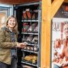Jeden Tag wird der Automat frisch befüllt – mit Fleisch und Wurst aus der Metzgerei und anderen Lebensmitteln aus der Region. Im Bild: Juniorchefin Katja Hollerbach (Metzgerei Hollerbach).