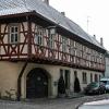 (elz)   Seit gut zehn Jahren hat das Weiße Ross in der Iphöfer Altstadt keinen Gast mehr gesehen. Nun will Witiko Hopfner die frühere Traditionswirtschaft wiederbeleben. Der Iphöfer hat das unter Denkmalschutz stehende Gebäude unmittelbar neben dem Knauf-Museum gekauft, um es zu sanieren und umzubauen. Laut Antrag, den der Iphöfer Bauausschuss genehmigt hat, sollen nicht nur die Gastwirtschaft und der Innenhof zu neuem Leben erweckt werden, sondern auch Fremdenzimmer entstehen. Bürgermeister Josef Mend nannte das Projekt ein „interessantes Bauvorhaben für die Altstadt“.