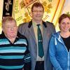 Schützenmeister Wolfgang Thoma dankte beim Jahrtag wieder langjährigen Vereinsmitgliedern. Von links: Günther Kaufmann, Schützenmeister Wolfgang Thoma und Andrea Salomon.