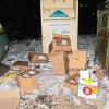 (ski)   Die Recyclingcontainer im Stadtgebiet werden rege zur Entsorgung der verwertbaren Wertstoffe benutzt. Jedoch zeigte der Recyclingplatz im Mellrichstädter Hohlweg Mitte Januar ein anderes Bild. Direkt vor die Altpapierbox hatte ein Unbekannter mehrere Kartons geworfen. Die Polizei hat nun einen 36-jährigen Mann ermittelt, auf den Umweltsünder kommt eine Anzeige nach dem Kreislaufwirtschaftsgesetz zu. Zu der illegalen Ablage teilt die Polizei mit, dass der viereckige Papiercontainer zwar bereits mit Altpapier gefüllt war. An der gegenüberstehenden „Bockwurst“ wäre jedoch noch genügend Platz gewesen, und die Zerkleinerung der Kartonagen hatte sicherlich auch keine große Mühe gemacht.