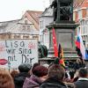 Demonstration „gegen sexuelle Gewalt“ in Schweinfurt. Das Plakat bezieht sich auf die angebliche Vergewaltigung einer 13-Jährigen in Berlin.