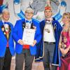 Der Präsident des Homburger Carnevalsverein, Stefan Götz (links), und das Prinzenpaar Torsten I. und Meli I. Gersitz überreichten Steffen Schäfer (Zweiter von links) die seltene Auszeichnung zum „Steeäiselheger“.