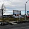 (ger)  Abgelehnt wurde in der jüngsten Bauausschusssitzung der nachträglich gestellte Bauantrag der Westfa-Werbung Modersohn GmbH & Co. KG über die Errichtung von drei unbeleuchteten Plakatanschlagtafeln im Gewerbepark an der B26 in Haßfurt, obwohl die Plakatanschlagtafeln schon stehen. Doch nach Ansicht der Bauverwaltung weisen die Tafeln nicht auf einen ortsansässigen Betrieb hin und befinden sich auch nicht an der Stätte der Leistung, also auf einem Gewerbegrundstück, das in einem Bezug zur Werbung steht. Nun muss das Landratsamt entscheiden, ob es eine Genehmigung erteilt oder den Abbruch der Tafeln verlangt. Foto:  Ulrike Langer