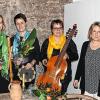 In der nachgebauten Klosterzelle sind (von links) Kreiskulturmanagerin Astrid Hedrich-Scherpf, die drei Musikerinnen Paula Kaiser, Larissa Wehner und Irene Wehner, die Kuratorin der Ausstellung, Alice Selinger und stellvertretender Landrat Peter Suckfüll zusammengekommen.