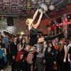 Selbst eine Trapezkünstlerin hatten die Veranstalter beim Freibewgelich-Fasching in Wargolshausen in das Haus des Gastes geholt. Das Thema Zirkus wurde beim Freibeweglich-Fasching in Wargolshausen auch mit Feuerschlucker und Lichtkünstler zum Ausdruck gebracht.