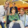 Ein Handicap-Einkaufswagen bietet jetzt im Rewe-Markt Götzelmann dem schwer behinderten Ben Süßmeier viel Platz und erleichtert seinen Eltern das mühsame Hinein- und Herausheben des Jungen in die Kindersitzvorrichtung eines normalen Einkaufswagens.  Mit im Bild (von links): Bens Mutter Britta Süßmeier sowie Kai und Günter Götzelmann.