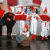 Die Singgruppe Septime aus Roden flatterte beim Seniorenfasching im Sportheim als gackernde Hühnerschar auf die Bühne.