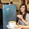 Sie zahlen bereits doppelt: Die drei Initiatoren von „Kaffee.Plus“ (v.l.) Hannes Kaseka, Stefanie Fiedler und Ronja Hemm.