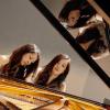 Vier Hände, ein Klavier: die Pianistinnen Hsiu-Li Lu und Yuri Yamamoto.