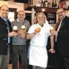(ewie)   In das Gasthaus „Zum Löwen” in Stockheim ist wieder Leben eingekehrt. Ein Jahr hatte die Gaststätte an der Hauptstraße mit ihrem idyllischen Biergarten und dem darüberliegenden Gemeindesaal leer gestanden. Nun hat die Streck-Bräu einen erfahren Gastronomen als neuen Pächter gefunden. Aurelio Di Tomo ist ein waschechter Italiener und leidenschaftlicher Koch der mediterranen Küche. „Osteria Di Tomo“ heißt nun die Gaststätte, in der er seine Gäste mit Spezialitäten aus seiner Heimat verwöhnen möchte. Zu den speziellen Köstlichkeiten der vielseitigen Speisenkarte gehören Meeresfrüchte. Geöffnet ist die Pizzeria Montag bis Samstag ab 17 Uhr sowie sonn- und feiertags ab 12 Uhr. Dienstag ist Ruhetag. Aurelio Di Tomo bietet alle Speisen auch zum Mitnehmen an. Erreichbar ist die „Osteria Di Tomo“ unter  (0 97 76) 70 47 27 2. Im Bild: (von links) Axel Kochinki, Inhaber der Brauerei Streck, Elmar Markert, Prokursit der Streck-Bräu, Aurelio di Tomo und Bürgermeister Martin Link.