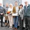 (ue)   Die Axt im Haus ersetzt den Zimmermann, und Thomas Gerlach als Bauhofleiter der Gemeinde Niederwerrn so manche Handwerker- und Technikerfirma: 25 Jahre lang ist der Jubilar nun schon im öffentlichen Dienst tätig, davon 24 Jahre in der Stadtrandgemeinde. Ansonsten wird dem Euerdorfer die Dienstzeit bei der Bundeswehr in Hammelburg angerechnet, wo er auch seine Lehre als Kfz-Mechaniker abgelegt hat. Später ging es zu Fichtel und Sachs in die Industrie, wo Gerlach 1980 seine Meisterprüfung absolviert hat. 1992 kam er dann in den Niederwerrner Bauhof und wurde gleich Bauhofleiter. Seitdem hatte der Allrounder alle Hände voll zu tun, sowohl bei Planung als auch Ausführung, stets mit einem Lächeln: „Das Handy läutet ständig, denn der Thomas ist halt ein Mann für alle Fälle“, meinte Bürgermeisterin Bettina Bärmann. Sie erinnerte in der Feierstunde an die Verantwortung für zwölf Mitarbeiter und ein immer größer werdendes Aufgabenfeld: die Pflege gemeindlicher Gebäude und Anlagen, die Straßenausbesserung oder Winterdienst. Dazu kommen Lehrgänge und Fortbildungsmaßnahmen. Gerlachs Meinung habe mittlerweile auch bei anderen Bauhofleitern in der Region einen hohen Stellenwert. „Wir sind froh, dass wir dich haben“, so Bärmanns Fazit. Im Bild (von links) Zweiter Bürgermeister Thomas Wohlfahrt, Personalratsvorsitzender Uwe Thein, Else Grin, Lebensgefährtin von Bauhofleiter Thomas Gerlach, Bürgermeisterin Bettina Bärmann und Dritter Bürgermeister Norbert Hart.